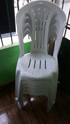Cadeiras brancas novas