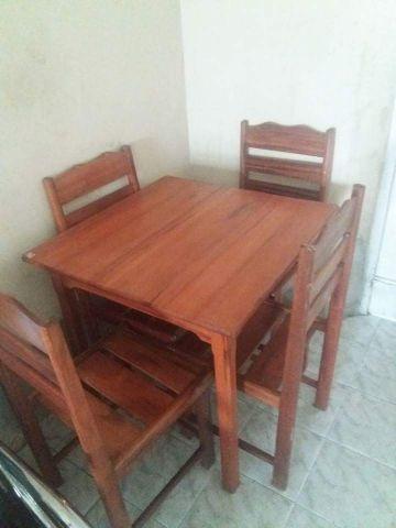Conjunto de mesa e 4 cadeiras de madeira maciça