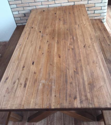 Lindo conjunto de mesa e bancos em madeira