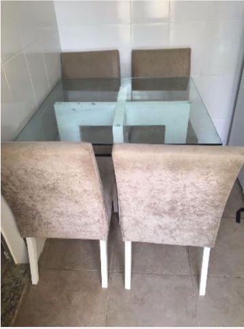 Mesa de vidro com cadeiras acolchoadas