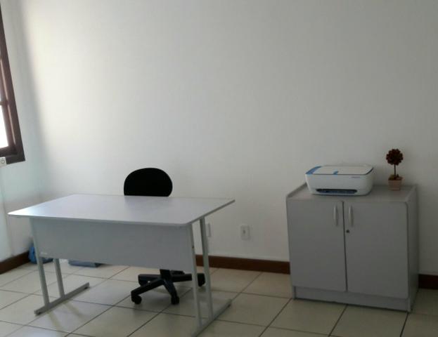 Mesa para escritório e armário com ótimos preços