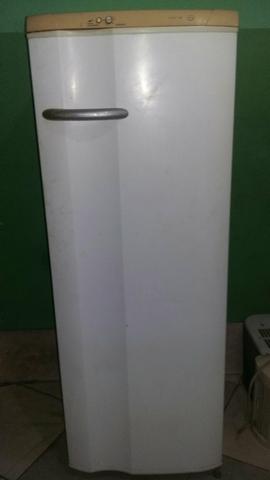 Geladeira Electrolux branca de 300 litros
