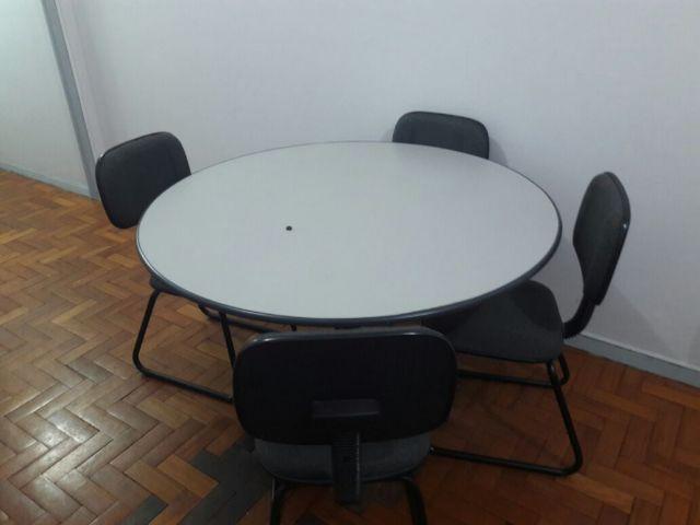 Mesa redonda de reunião para escritório com 4 cadeiras