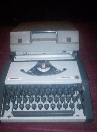Máquina de escrever Olivette Tropical