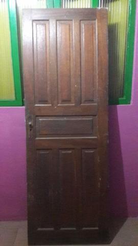 Porta externa em madeira maciça