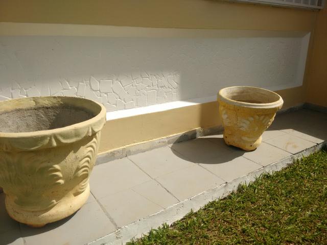 Vasos em cerâmica e cimento acompanha as garças do jardim