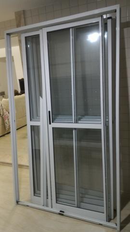 Duas portas de correr em alumínio internas com vidros