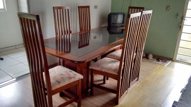 Mesa de jantar com seis cadeiras
