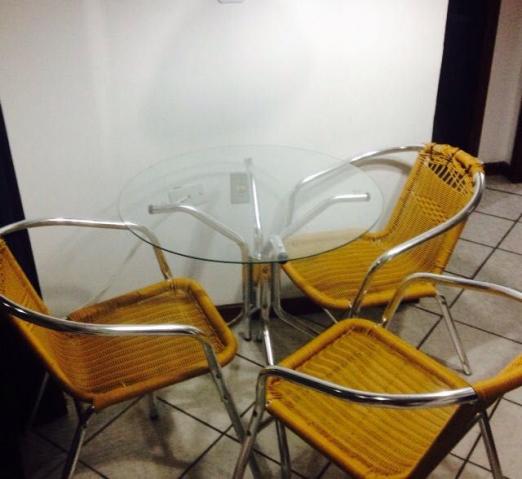 Mesa redonda de Vidro e 3 cadeiras em Rattan