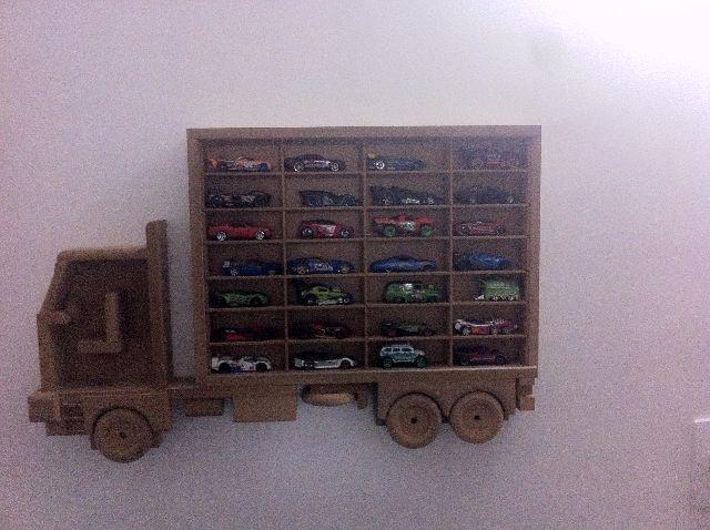 Prateleira em forma de caminhão+carrinhos para coleção