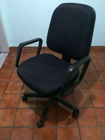 Cadeira giratória na cor preta.