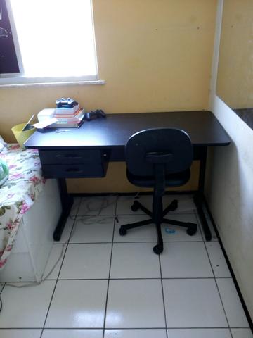 Mesa de escritorio e cadeira