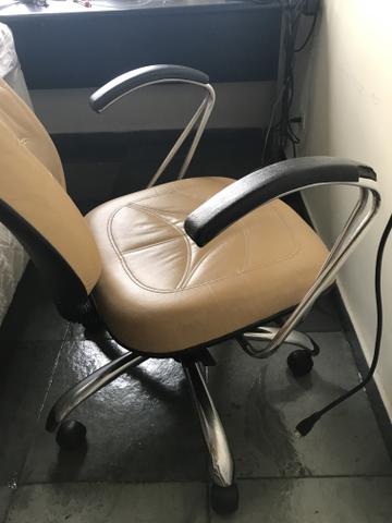 Cadeira escritório feita em couro