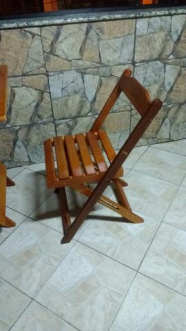 Jogo de mesa de madeira com cadeiras