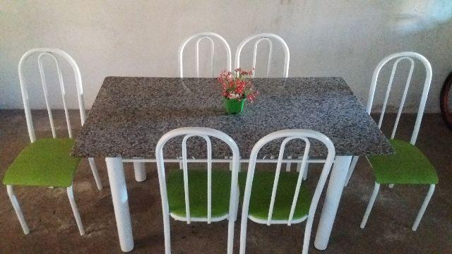 Mesa em granito e seis cadeira verde