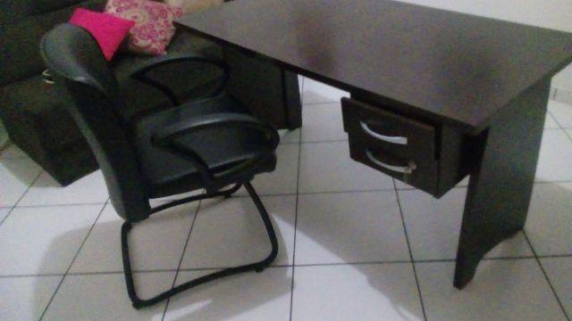 Mesa para escritório madeira maciça e cadeira executiva