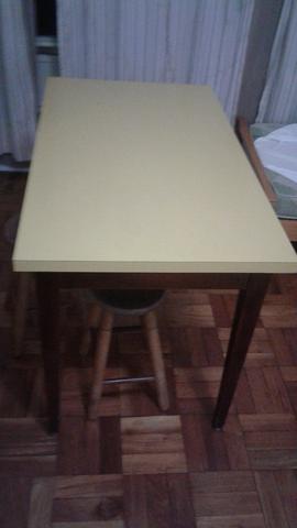 Mesa tampo amarelo com pés de madeira, linda