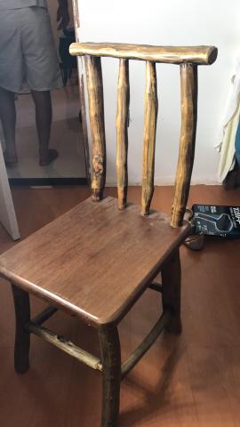 4 cadeiras rústicas e mesa de centro