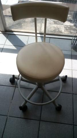 Cadeira Mocho cor Creme - Semi Nova