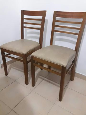 Conjunto de cadeiras em madeira
