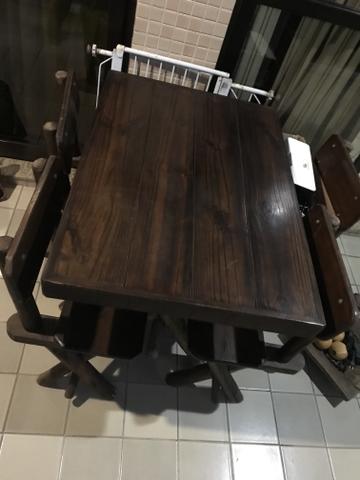 Conjunto mesa madeira com 4 cadeiras.