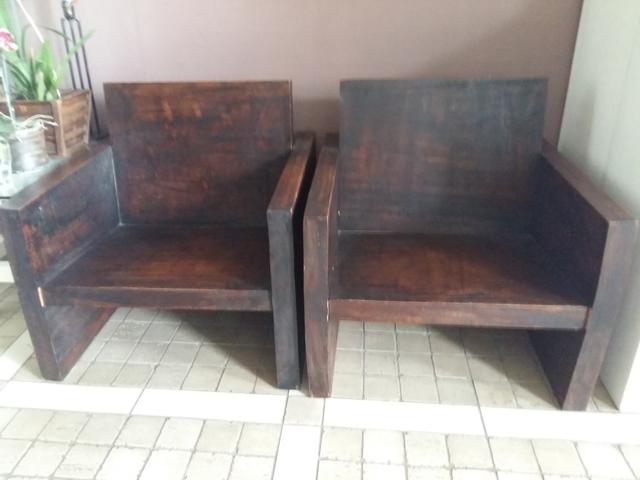 Jogo 2 Cadeiras / Poltronas em Madeira Maciça