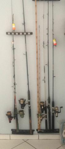 Kit varas de pesacar, 06 molinetes, suporte e tralhas de
