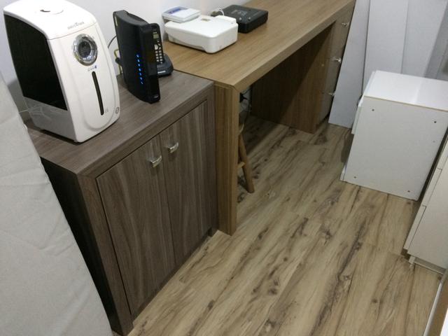 Mesa e armário de escritório