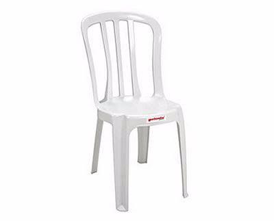 Mesa e cadeiras brancas de plastico