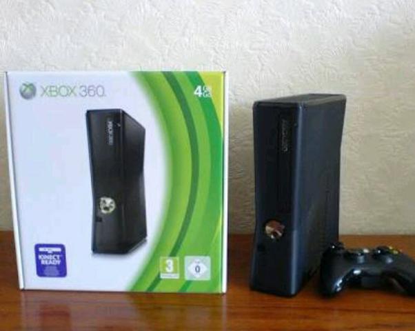 Xbox 360 slin 4GB + 2 controle sem fio