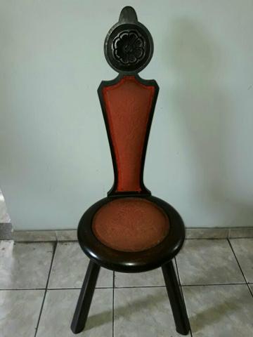 Cadeira de Madeira em Estilo Colonial