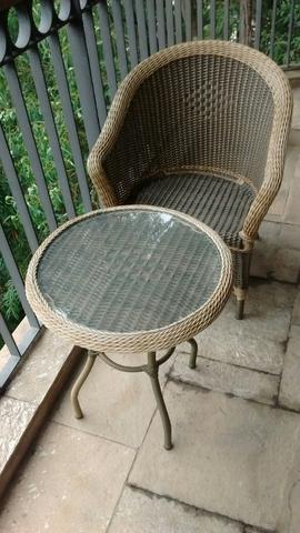 Cadeira e mesa de fibra sintética, varanda