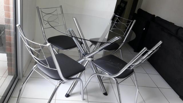 Mesa com 04 cadeiras