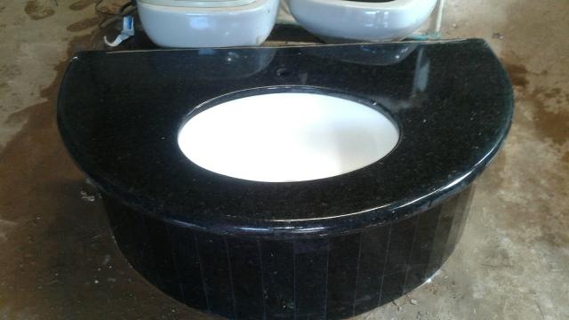 Pia de louça para banheiro com base em mármore