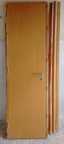 Porta de madeira para banheiro com fechadura de inox La