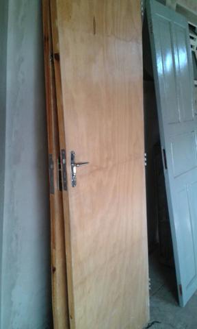 Três portas de madeira de 70 cm
