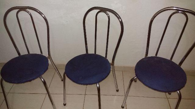 Cadeiras em aço inox e assento azul para copa
