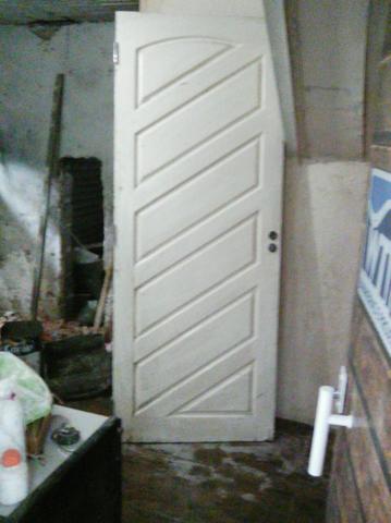Porta de madeira maciça medida 2,10 x 0,82 linda porta