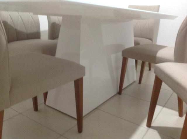 Conjunto de mesa com cadeiras