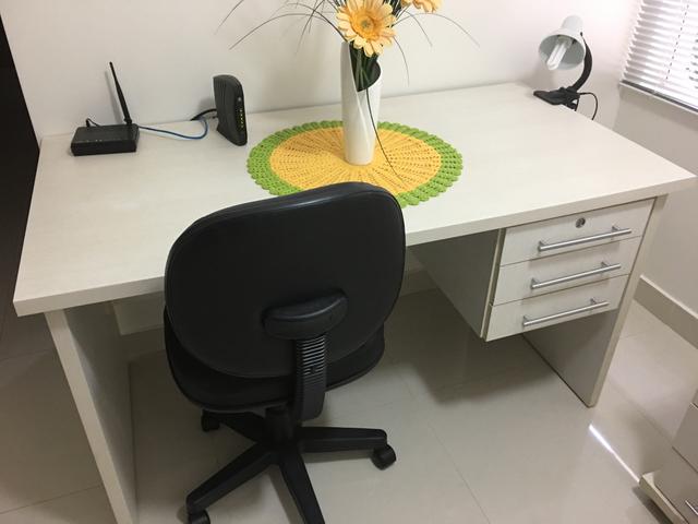 Mesa de escritório e Cadeira