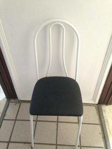 04 cadeiras de ferro