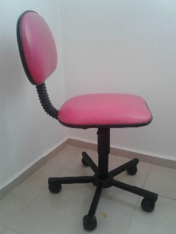 Cadeira rosa com rodinhas