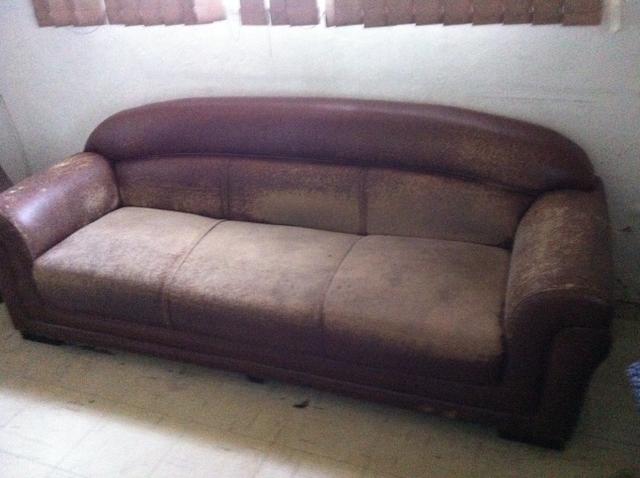 Conjunto de sofá em courissimo formado por três peças