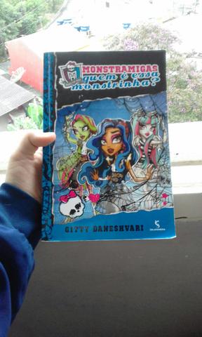 Livro Monster High - monstramigas quem é essa monstrinha?