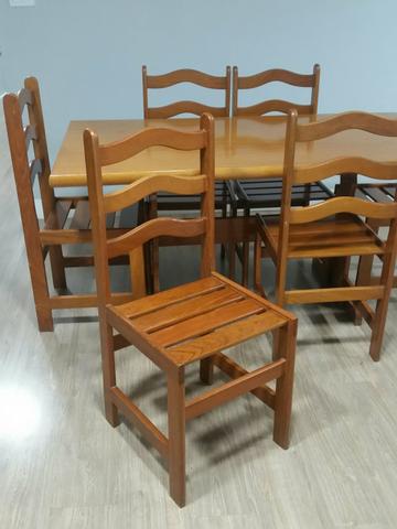 Mesa de madeira retangular com 6 cadeiras