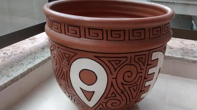 Vaso de cerâmica decorado