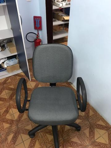 Cadeira pra escritório Seminova