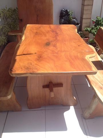 Mesa em madeira rústica