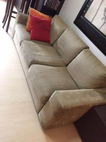 Sofá da Moveis Florense marrom com almofadas coloridas