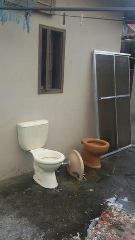 Box + pia + vaso sanitário + vaso sanitário acoplado